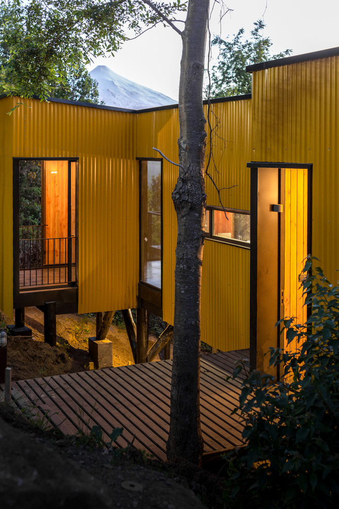Yellow House — interior estar-cocina con madera estructural, arquitecto Alejandro Soffia